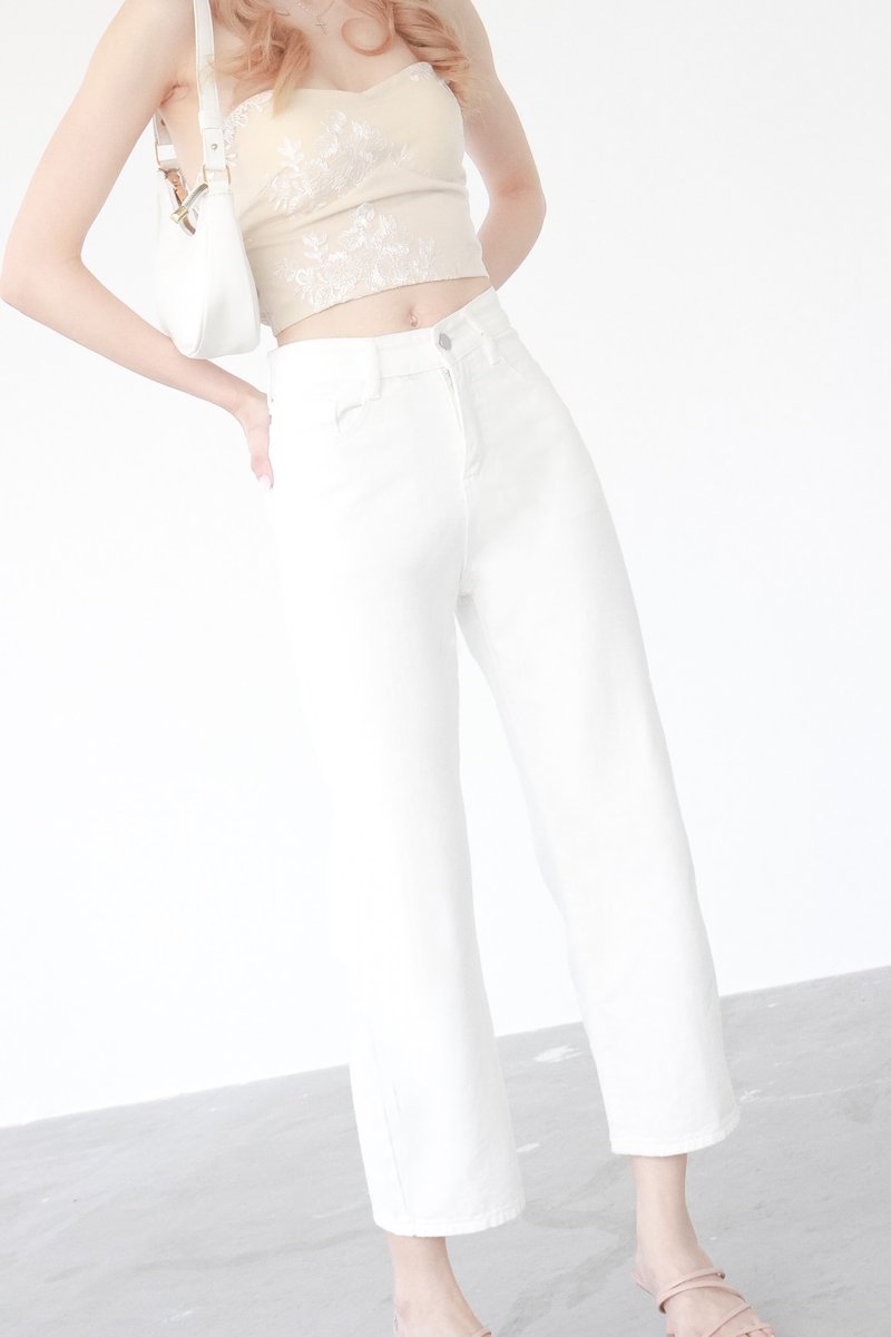 Celine Highwaist Jeans in White *Petite-Friendly*